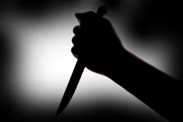 ஆசிரியரை கத்தியால் குத்திய 16 வயது சிறுமியும் சிறுவனும்