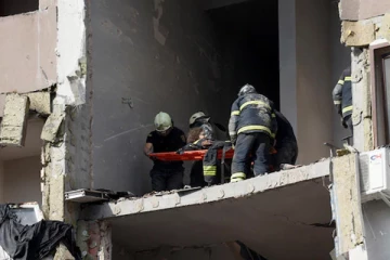 ரஷ்ய தாக்குதலால் உருக்குலைந்த கட்டிடத்தில் சிக்கிக்கொண்ட 7 வயது சிறுமி