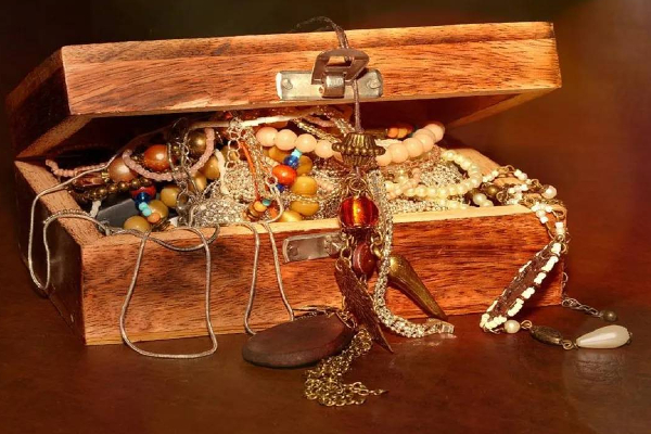 நாட்டிலே நடந்த மிகப்பெரிய திருட்டு! கண்டுபிடிச்சா தொழிலதிபரின் மகள் கொடுக்கும் சன்மானம் மட்டும் எவ்வளவு தெரியுமா? | Billionaire S Daughter Offers Stolen Jewellers