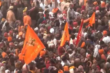 அயோத்தி ராமரை தரிசிக்க திரளும் பக்தர்கள் கூட்டம்.., நீண்ட நேரம் வரிசையில் காத்திருப்பு