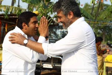 நடிச்சா ஹீரோவாதான் நடிப்பேன்னு மொக்கை வாங்கிய நடிகர்!! அஜித்திடம் சரணடைந்த சந்தானம்..