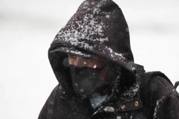 கனேடிய மாகாணம் ஒன்றில் கடுமையான பனிப்பொழிவு காரணமாக 30,000 பேர் இருளில் தவிப்பு