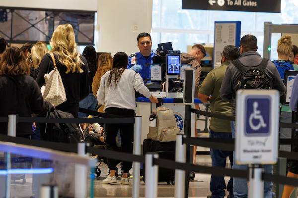 இரண்டாவது நாளில் 1500 விமானங்கள் ரத்து... இன்னும் அதிகரிக்க வாய்ப்பு | Nearly 1500 Flights Canceled