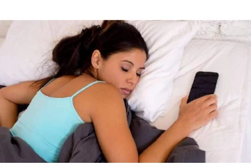 இரவில் தூங்கும் போது செல்போனை அருகில் வைத்து தூங்குகிறீர்களா ? உங்களுக்கான அலெர்ட்!