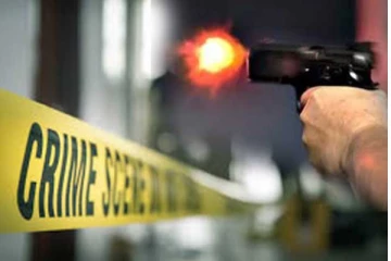 රෑ දොරට තට්ටු කරල 30 හැවිරිදි දෙදරු පියා වෙඩි තබා මරා දමයි..