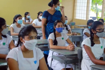 பிரபல பாடசாலையில் வகுப்பறையில் 30 பாம்புகுட்டிகள்;அச்சத்தில் உறைந்த மாணவர்கள் !