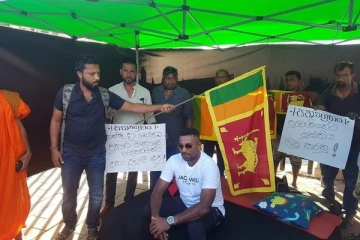 காலி முகத்திடலில் சற்று முன்னர் உண்ணாவிரதப் போராட்டத்தை ஆரம்பித்த முன்னாள் கிரிக்கெட் வீரர் (Video)