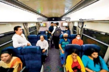 ලක්ෂයකින් දුම්රියෙන් ගිහින් තව ලක්ෂ 11ක් ඉතිරි කරගත් ක්‍රීඩා ඇමති.