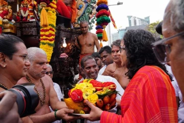 கோயில் தேர் திருவிழா பவனியில் பிரதமர் ஹரிணி அமரசூரிய