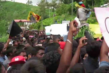 இராஜாங்க அமைச்சர் வீட்டிற்கு முன்பாக போராட்டம்!
