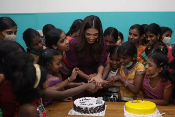 மகளிர் தினத்தை உற்சாகமாக கொண்டாடிய மாளவிகா மோகனன் - அதுவும் யாருடன் தெரியுமா? | Malavika Celebarates Womens Day With Orphan Kids