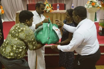 யாழில் பெண் தலைமைத்துவ குடும்பங்களுக்கு உலர் உணவுப்பொதிகளை வழங்கிய இந்திய இணையமைச்சர் (Photos)