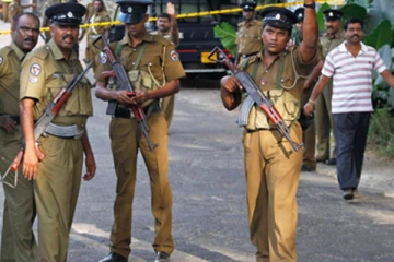 இலங்கையர்களை ஏமாற்றும் வெளிநாட்டவர்கள் உட்பட 8 பேர் கைது