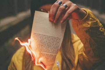 பிரான்ஸில் எக்ஸாம் பேப்பரை எரித்த ஆசிரியருக்கு சிறை