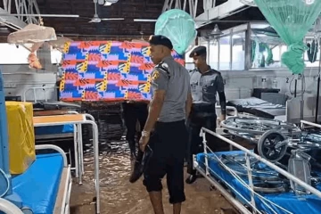 මහා වැස්සෙන් හලාවත රෝහල යටවෙයි - වාට්ටු 3ක රෝගීන් හදිසියේම වෙනත් තැන්වලට