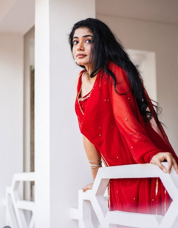 பிக்பாஸில் இருந்து சமீபத்தில் வெளியேறிய வியானாவின் அழகிய போட்டோஸ் 3 Gallery