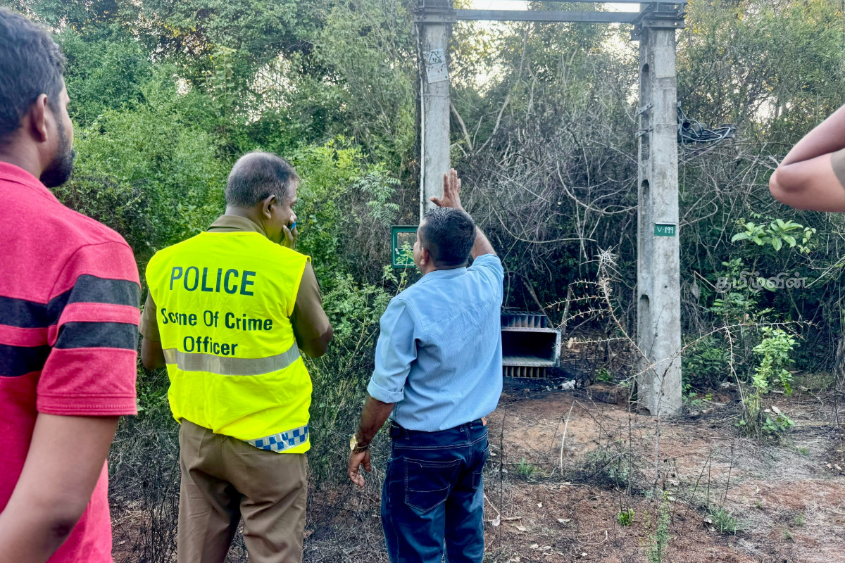 வவுனியாவில் மின்தடை நேரத்தில் மின்மாற்றியை திருடிச்சென்ற நபர்கள் : பொலிஸார் விசாரணை..! | Transformer Vavuniya During Power Outage வவுனியாவில் மின்தடை நேரத்தில் மின்மாற்றியை திருடிச்சென்ற நபர்கள் : பொலிஸார் விசாரணை..! | Transformer Vavuniya During Power Outage