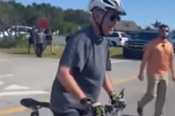 ඇමරිකාවේ ජනාධිපති, ජෝ බයිඩන් පාපැදි පදින්න ගිහින් සිදු වූ විපත්තිය.. (VIDEO)