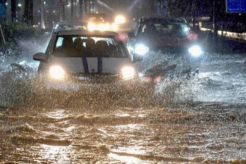 கனமழை முன்னெச்சரிக்கை - மின்சாரம் துண்டிப்பு: மக்கள் கடும் அவதி