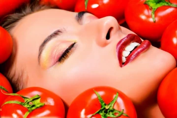 சருமத்தில் இறந்த கலங்களை போக்க வேண்டுமா? தக்காளியை இப்படி பயன்படுத்துங்க