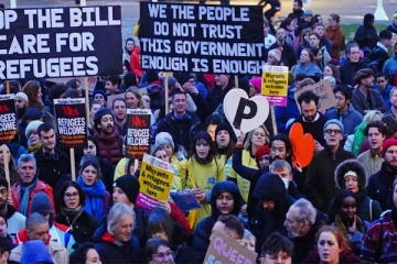 புதிய புலம்பெயர்தல் சட்டத்துக்கு கடும் எதிர்ப்பு... பிரித்தானிய நாடாளுமன்ற சதுக்கம் முன் திரண்ட மக்கள்