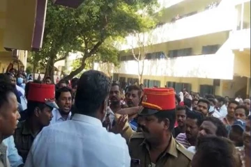 புதுச்சேரியில் பள்ளியை மூட சொன்ன பாஜகவினரை முற்றுகையிட்ட பெற்றோர்கள்