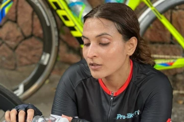 அஜித் ரசிகர்களிடம் மாட்டிக்கொண்ட ஐஸ்வர்யா ரஜினிகாந்த்! இந்த போட்டோ தான் காரணம்