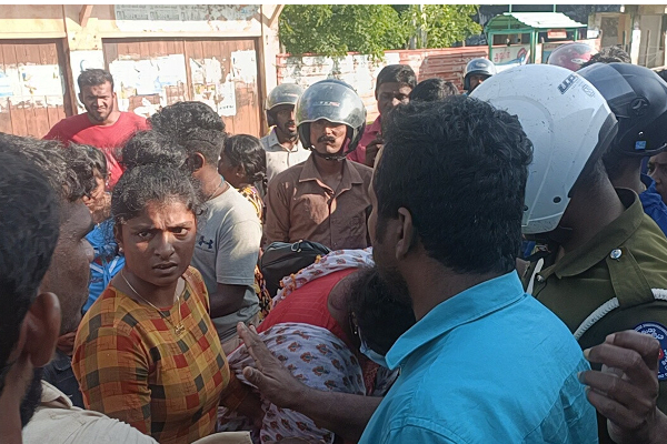 பேருந்தில் கைவரிசை காட்டிய 3 பெண்கள் பொதுமக்களால் நையப்புடைப்பு | Theft Three Womens Arrested In Kilinochchi