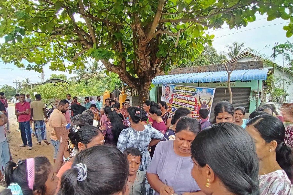 அனோஜனின் விடுதலையை வலியுறுத்தி மக்கள் தீபமேந்திப் பிரார்த்தனை! | People Light Lamps And Pray For Anojan S Release அனோஜனின் விடுதலையை வலியுறுத்தி மக்கள் தீபமேந்திப் பிரார்த்தனை! | People Light Lamps And Pray For Anojan S Release