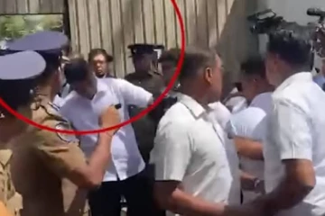 රනිල් වික්‍රමසිංහගේ නඩුව අස්සේ උසාවිය ළඟ වුණු කලබලය - ජනාධිපති ආරක්ෂකයාගේ හිසට කැමරාකරුවෙකුගෙන් පහරදීමක්