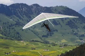 சுவிட்சர்லாந்தில் கிளைடர் விபத்து நடந்த இடத்துக்கு விரைந்த பொலிசார்... விமானம் ஒன்றும் விழுந்து கிடந்ததால் அதிர்ச்சி