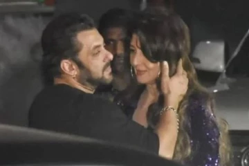 முன்னாள் காதலிக்கு முத்தம் கொடுத்த சல்மான் கான்! பிறந்தநாள் பார்ட்டி வீடியோ வைரல்