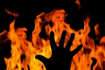 பொலிஸ் நிலையத்துக்குள் தன் மீது தானே தீவைத்த பெண்ணால் பரபரப்பு