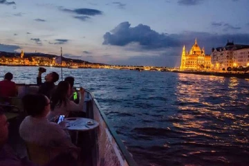 கல்லைக் கட்டி ஆற்றில் வீசப்பட்ட சிறுவன்: பொதுமக்களின் உதவியை நாடும் சர்வதேச பொலிசார்