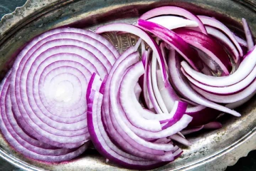 தினமும் பச்சையாக வெங்காயத்தை சாப்பிடுவதால் கிடைக்கும் நன்மைகள் என்ன தெரியுமா?