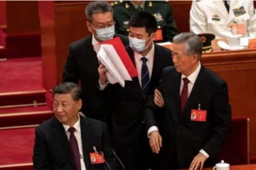 காங்கிரஸின் நிறைவு விழாவில் வெளியேற்றப்பட்ட சீன முன்னாள் தலைவர்