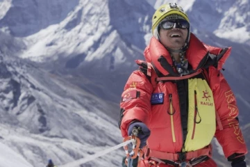 எவரெஸ்ட் சிகரத்தை ஏறி சாதனை படைத்த பார்வையற்ற ஆசியர்!