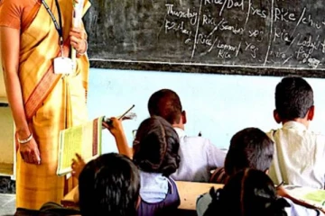 பாடசாலை மாணவனை மூர்க்கத்தனமாக தாக்கிய ஆசிரியைக்கு நேர்ந்த கதி!