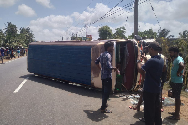 யாழ்ப்பாணத்தில் கோர விபத்து - 9 பேர் படுகாயம்(படங்கள்) | Accident Police Investigating Srilanka Jaffna