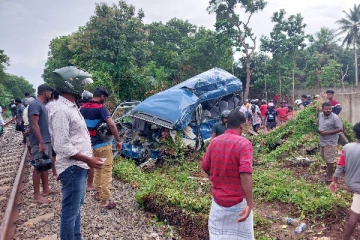 தொடருந்து - பேருந்து மோதி கோர விபத்து! சாரதி பலி - யாழில் சம்பவம் (படங்கள்)