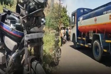 முந்திச் செல்ல முயன்ற பைக்.. லாரி மீது மோதி கோர விபத்து - குழந்தை உட்பட 4 பேர் பலி!