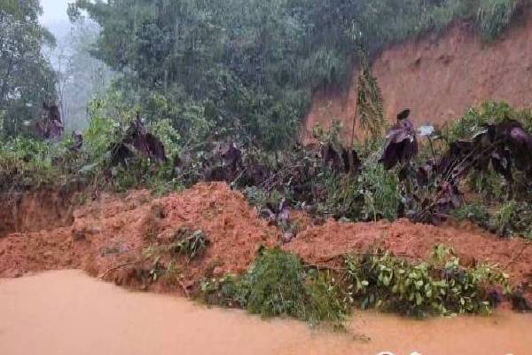 மண்ணுக்குள் புதைந்த ஐந்து வீடுகள் ; பலர் மாயம் | Five Houses Buried Many Missing மண்ணுக்குள் புதைந்த ஐந்து வீடுகள் ; பலர் மாயம் | Five Houses Buried Many Missing