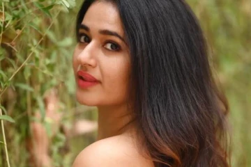 வீட்டில் தனிமையில் இப்படிதான் இருப்பேன்! பேண்ட் போடாமல் நடிகை வெளியிட்ட புகைப்படம்..