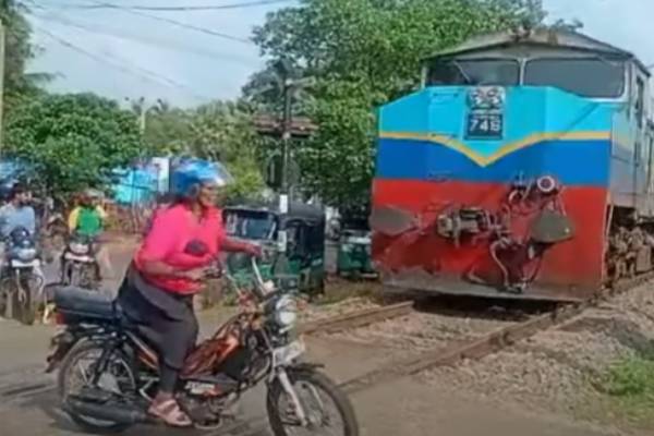 வேகமாக வந்த தொடருந்து : பெண்ணொருவரின் விபரீத செயல்! அதிர்ச்சியளிக்கும் காணொளி வெளியானது | Vavauniya Train Accident Today