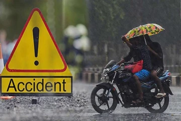 குடையுடன் மோட்டார் சைக்கிள் ஓடியதனால் நிகழ்ந்த விபரீதம்:  மூவர் படுகாயம்