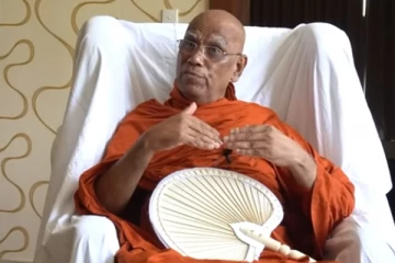"මේ මහින්දගේ හාමුදුරුවෝ,මේ වොයිස් කට් හාමුදුරුවෝ..?"ශාසනය පිරිහිලා ! මහානායක හිමිවරු වගකිව යුතුයි ! ආචාර්ය සෝභිත හිමි ආන්දෝලනයක් ඇති කරයි ! (VIDEO)
