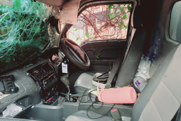 மதிலை உடைத்துக் கொண்டு வீட்டுக்குள் புகுந்த லொறி | Midnight Lorry Accident In Batticaloa மதிலை உடைத்துக் கொண்டு வீட்டுக்குள் புகுந்த லொறி | Midnight Lorry Accident In Batticaloa