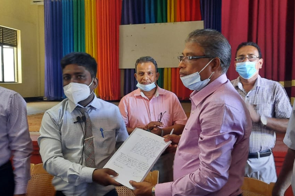 பாடசாலை நுழைவாயில் பூட்டை உடைத்து அதிபருக்கு நிர்வாகத்தை கையளித்த பணிப்பாளர்! | Director Broke The Lock At The School Entrance