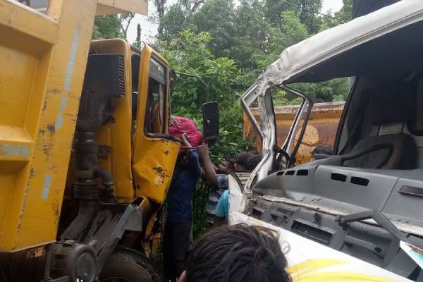 யாழில் நேருக்கு நேர் மோதிய இரு வாகனங்கள்: பாடசாலைக்கு அருகில் ஏற்பட்ட பாரிய விபத்து(படங்கள்) | Today Jaffna Accident Sri Lanka