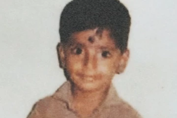 இந்த புகைப்படத்தில் இருக்கும் டாப் நடிகர் யார் தெரியுமா.. யாருனு தெரிஞ்சா ஷாக் ஆகிடுவீங்க